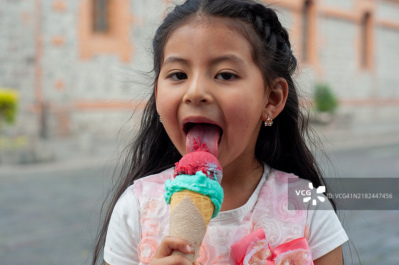 女孩快乐地享受她的双球冰淇淋图片素材
