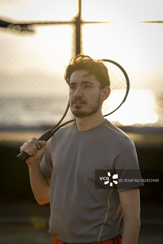 帅气的男人手持网球拍看向镜头图片素材
