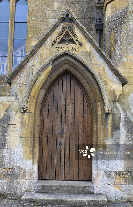 这扇位于英格兰科茨沃尔德的百老汇前学校的门曾是1856年一家商店的一部分，并于1869年进行了扩建。图片素材