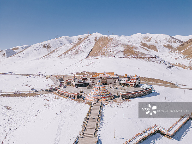 青海省的雪山与日月图片素材