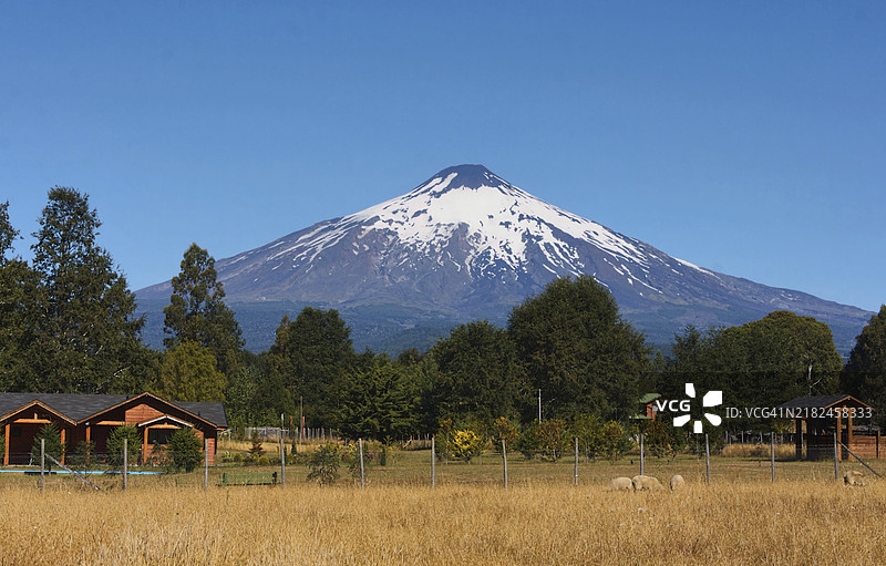 在夏季,普孔和维拉里卡火山是智利人最受欢迎的目的地之一,因为它位于温暖的维拉里卡湖旁,湖水温度可达22°C,远高于南太平洋。在春季和秋季,这里人流较少。图片素材
