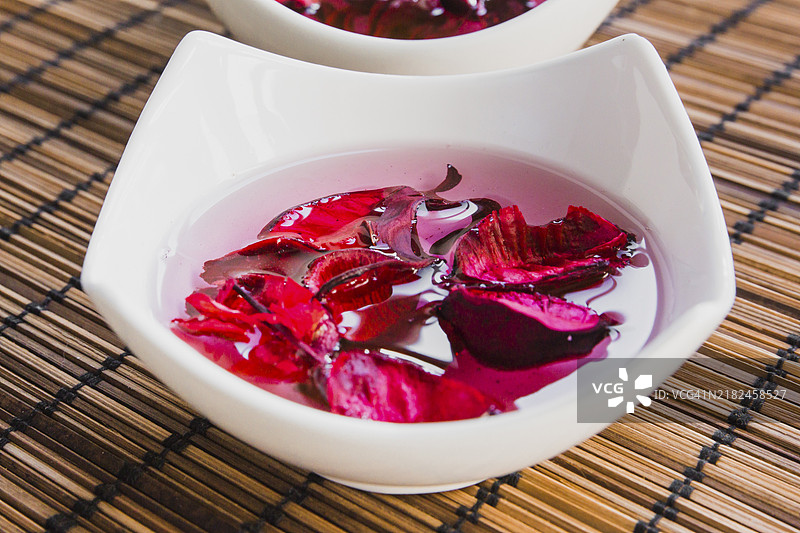 花瓣流动的精油图片素材