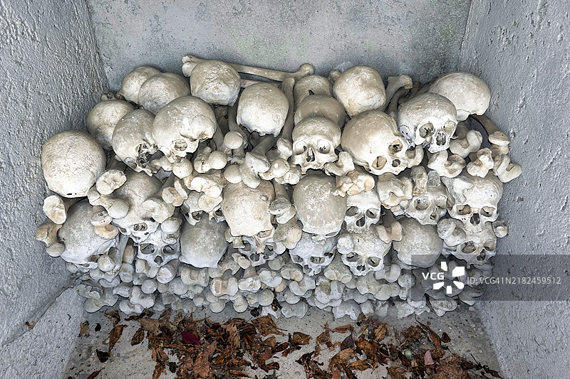 天主教教堂的骨灰盒中堆叠的骷髅和上下肢骨图片素材