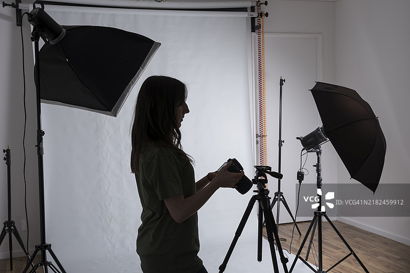 女性图表师在现代工作室中使用专业设备图片素材