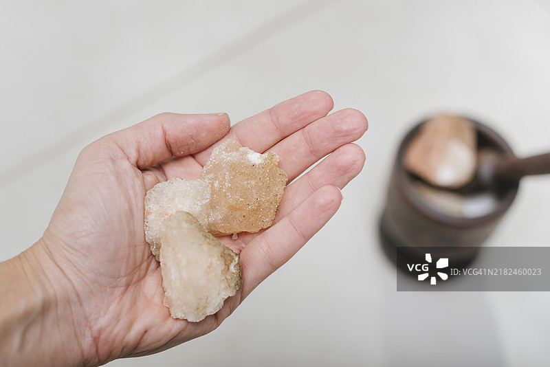 人手握着喜马拉雅盐图片素材