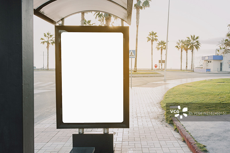 空荡荡的公交站广告牌图片素材
