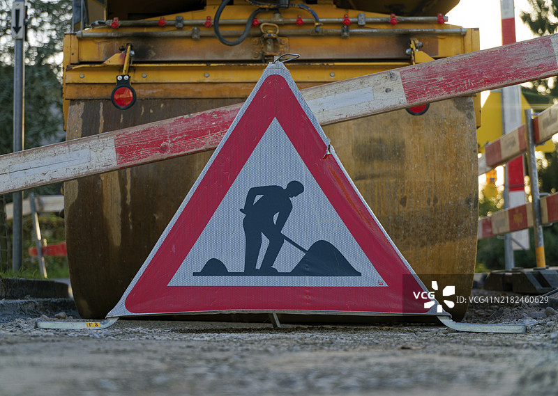 建筑工地的警告标志，压路机图片素材