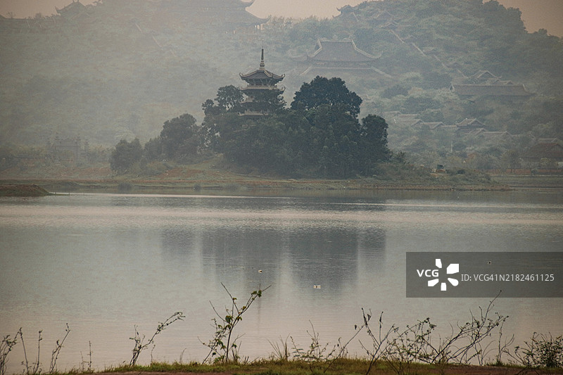 越南宁平的白廷寺隐藏在晨雾中图片素材