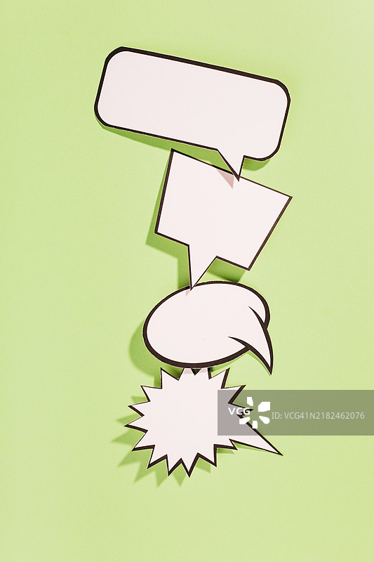 不同类型的白色复古对话气泡，绿色背景图片素材