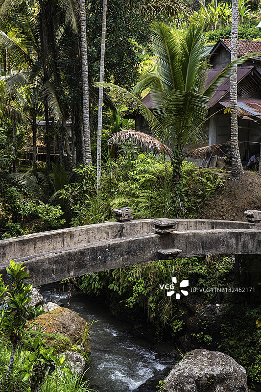 卡威山皇家陵墓。一个美丽的复合体，拥有雕刻的石庙和国王及其亲属的陵墓。印度教信仰与巴厘岛的热带风光相结合。图片素材