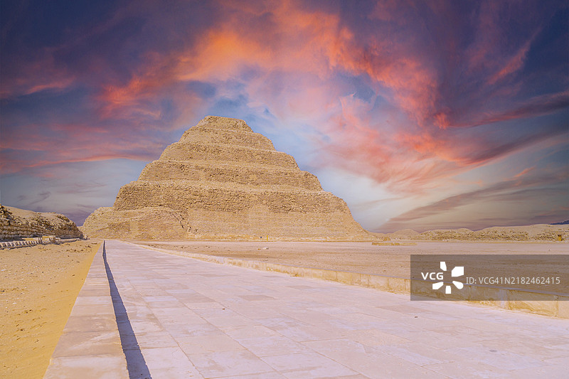 吉萨的乔斯尔阶梯金字塔在日落时分，萨卡拉，埃及。孟菲斯最重要的墓地。世界上第一座金字塔。图片素材