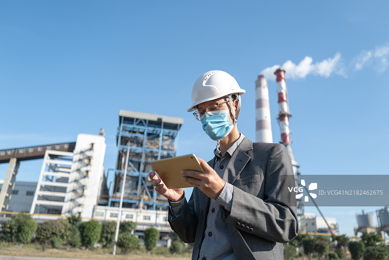 男性管理员在化工厂使用平板电脑图片素材