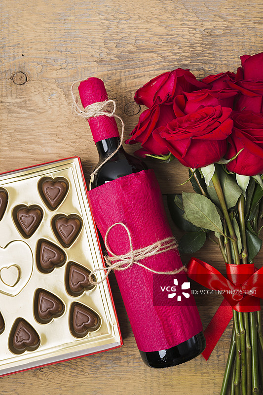 巧克力花束、玫瑰和红酒图片素材