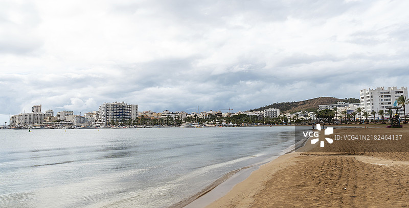 伊比萨岛圣安东尼奥阿巴德海滨小镇的阿雷纳尔海滩全景。巴利阿里群岛图片素材