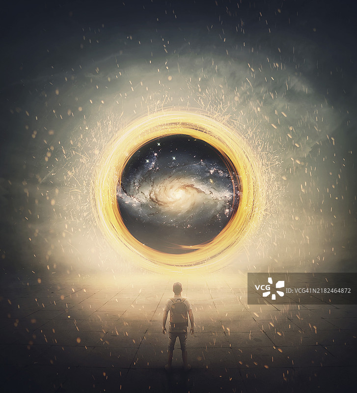 超现实的传送门，呈现为一个发光的圆形旋涡，伴随着旋转的火花。神秘场景中，一名男子发现通往另一个星系的入口。魔幻的虫洞入口，时间旅行。图片素材