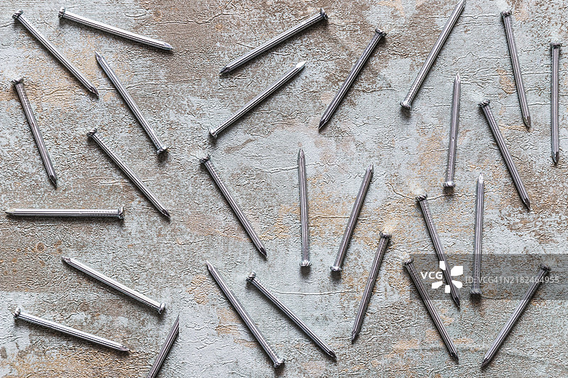 散落的钉子与磨损的木桌图片素材