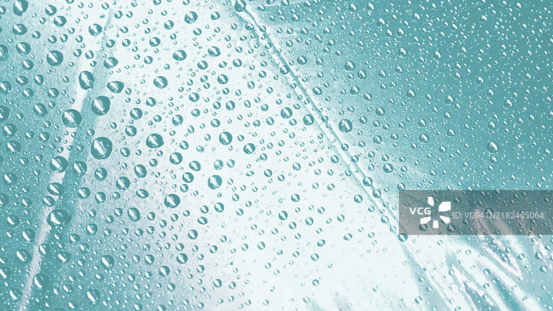 水滴在闪亮的青绿色表面背景上图片素材