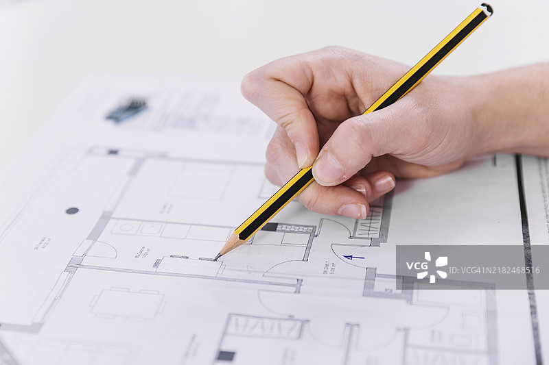 特写手部在修改草稿图片素材