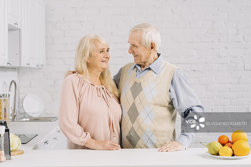 老年夫妇在厨房里一起做饭图片素材