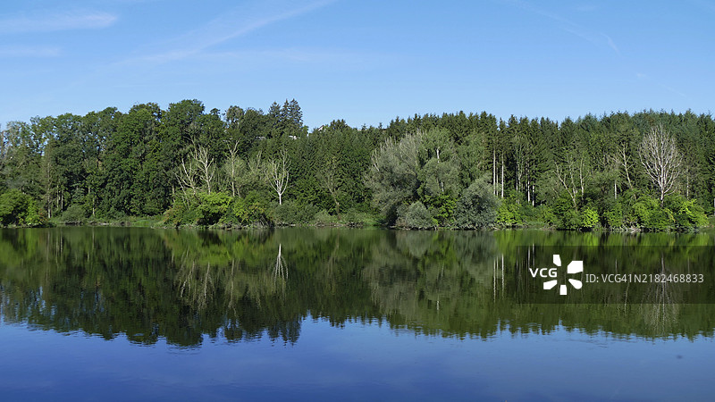 斯宾德尔瓦格的水库中树木的倒影，位于罗特安德罗特图片素材