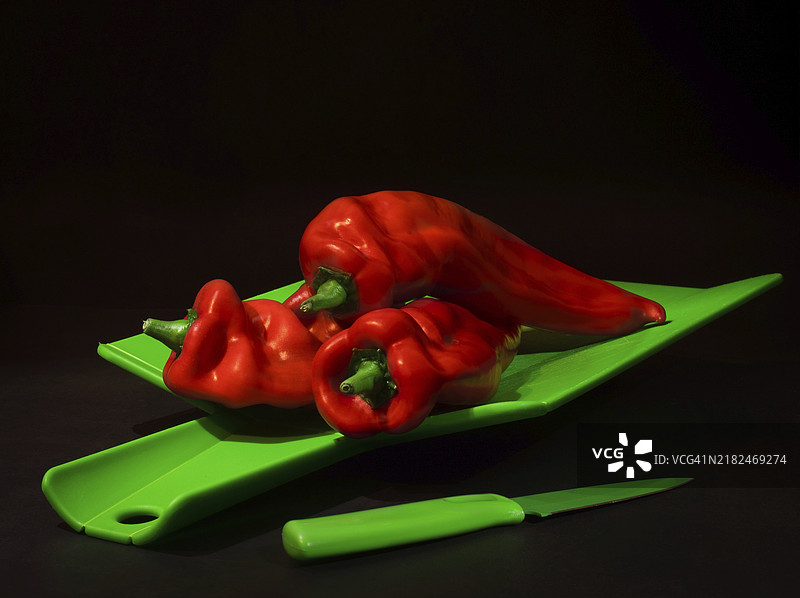 静物：红椒、切菜板和刀图片素材