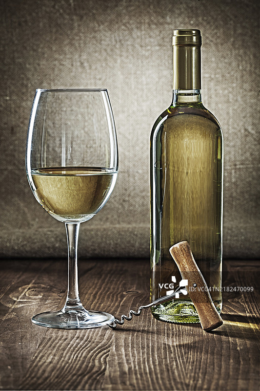 白葡萄酒瓶和酒杯以及开瓶器图片素材