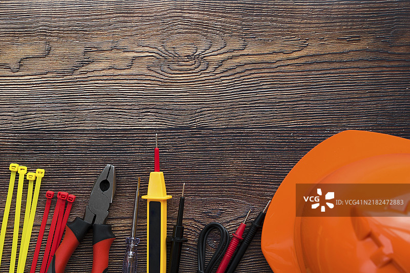 电气设备的俯视图，木质背景图片素材