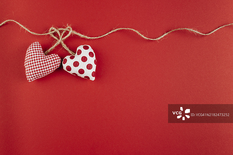 小软心形物体与绳子桌子图片素材