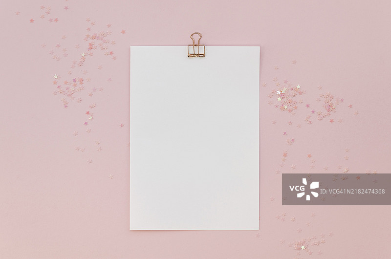 顶部视角的纸张与闪光夹子图片素材