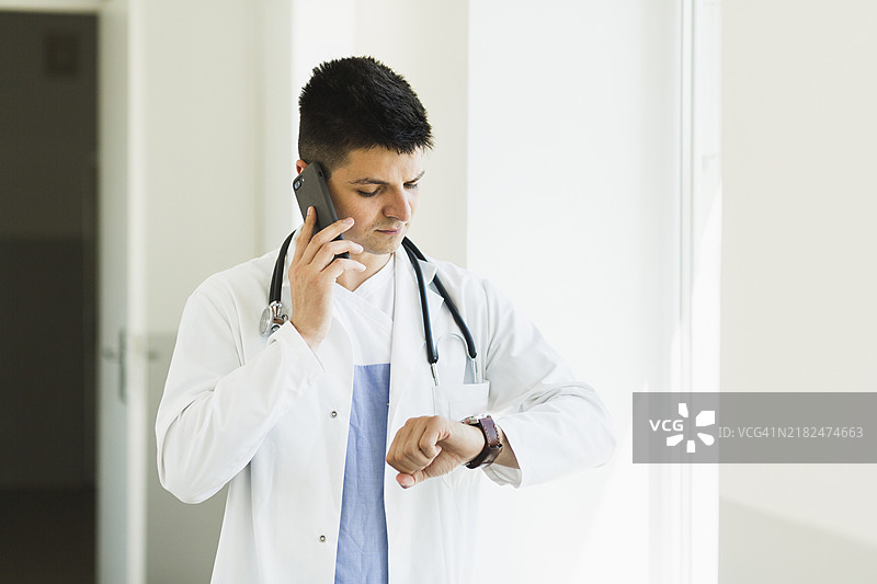 医生打电话确认时间图片素材