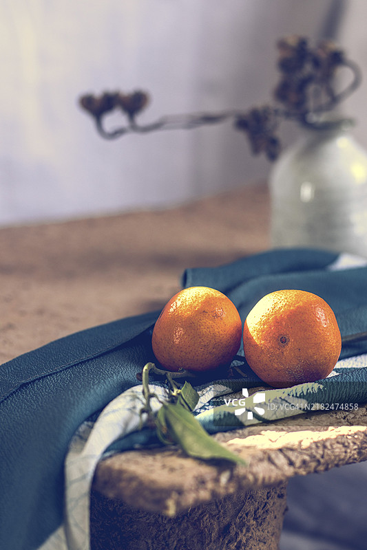 成熟的橘子放在桌子上图片素材