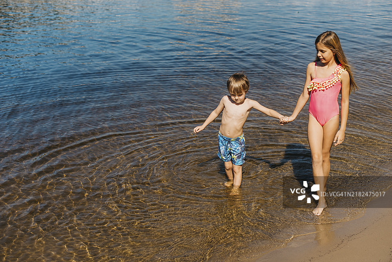 小孩子们在海滩上散步图片素材