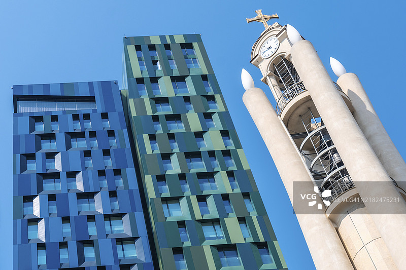 色彩斑斓的塔楼与位于阿尔巴尼亚地拉那斯坎德培广场附近的复活基督东正教大教堂相邻。图片素材