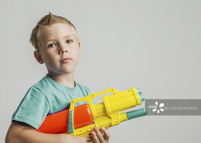 可爱的孩子在玩水枪图片素材