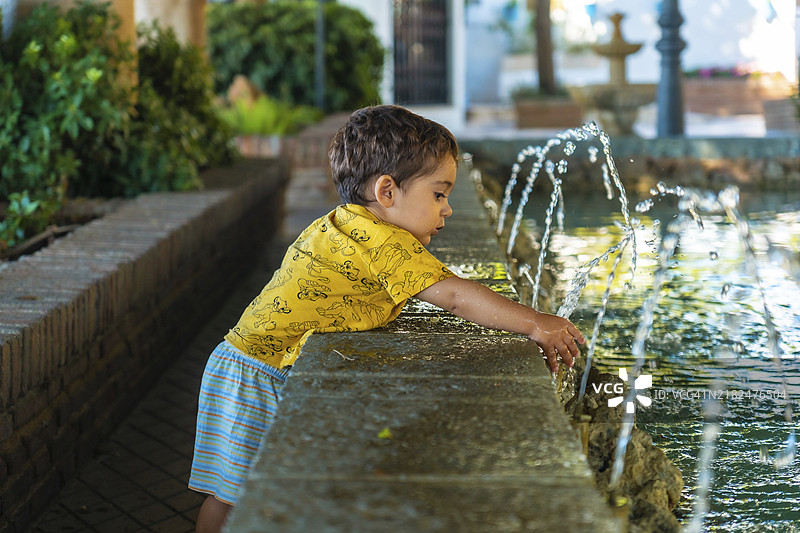 在安达卢西亚马拉加的米哈斯市，宝宝在喷泉中消暑。图片素材