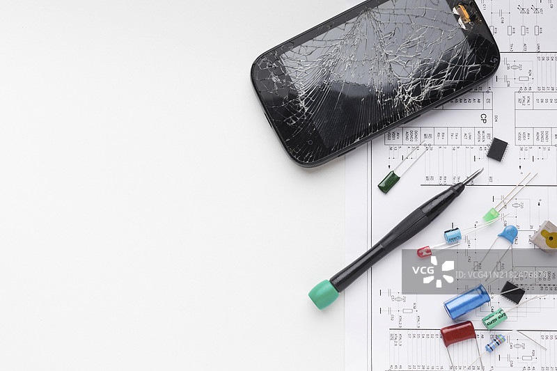 从上方看破损的手机及其电子元件图片素材