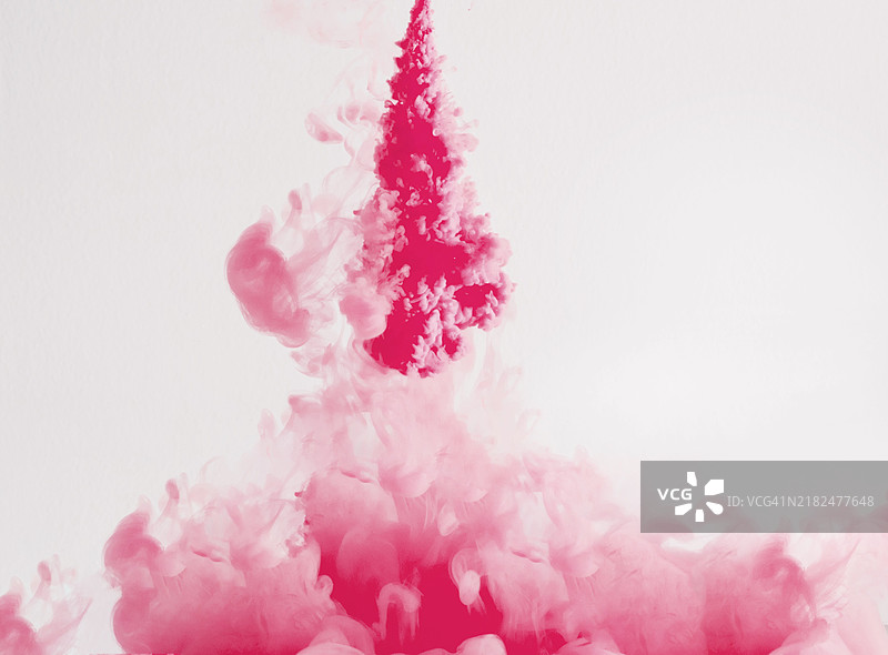 明亮的墨水滴在水下溶解图片素材