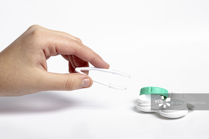 高角度手持镊子的隐形眼镜图片素材