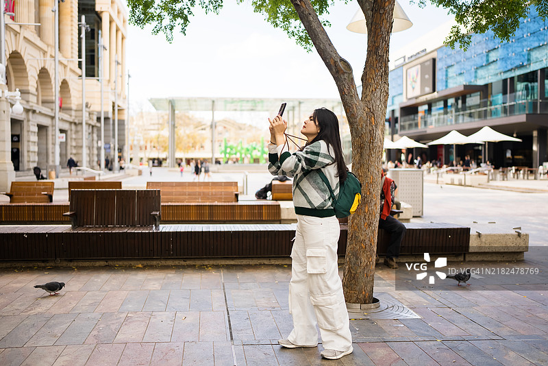 亚洲女性在珀斯市用手机录制视频博客图片素材