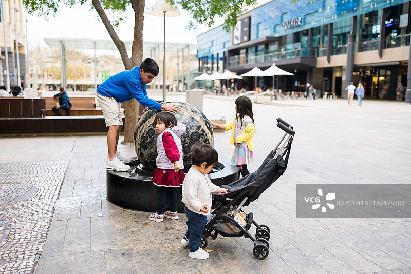 孩子们在公园里玩耍图片素材