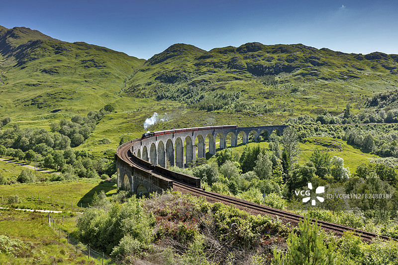 哈利·波特电影中的格伦芬南高架桥，历史悠久的火车，雅各宾快车，格伦芬南，苏格兰，英国图片素材