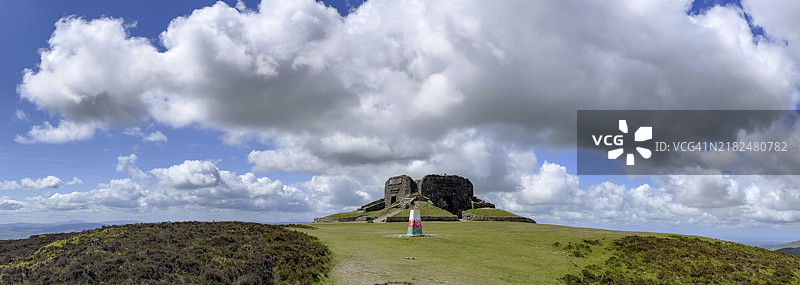 威尔士莫尔法毛山的峰顶全景，包含为乔治三世国王建造的石塔——庆典塔，英国图片素材