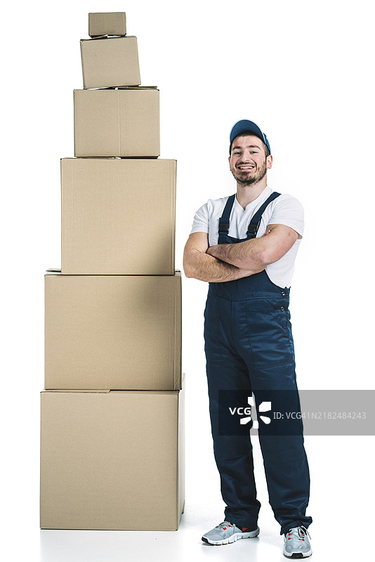 愉快的快递员在一堆箱子旁边图片素材