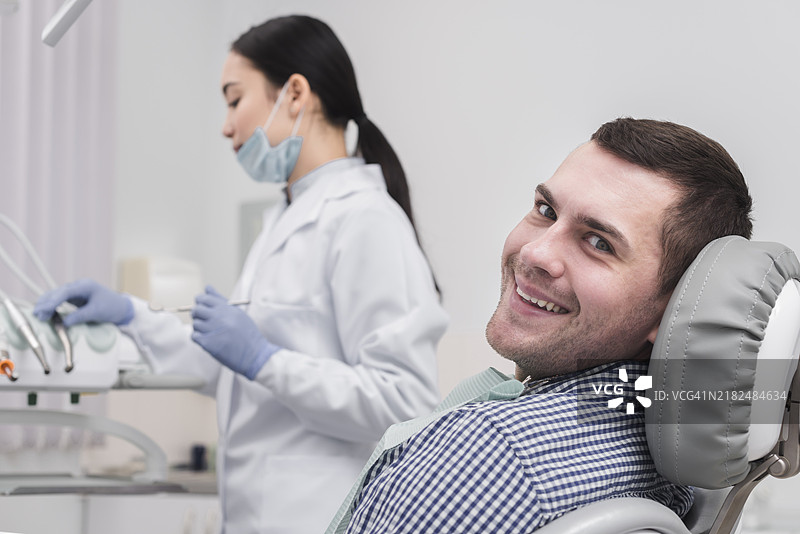 女牙医与患者图片素材