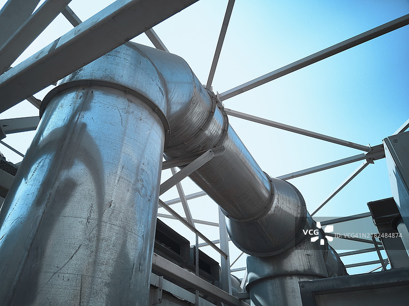 工业管道与明亮的蓝天相映衬图片素材