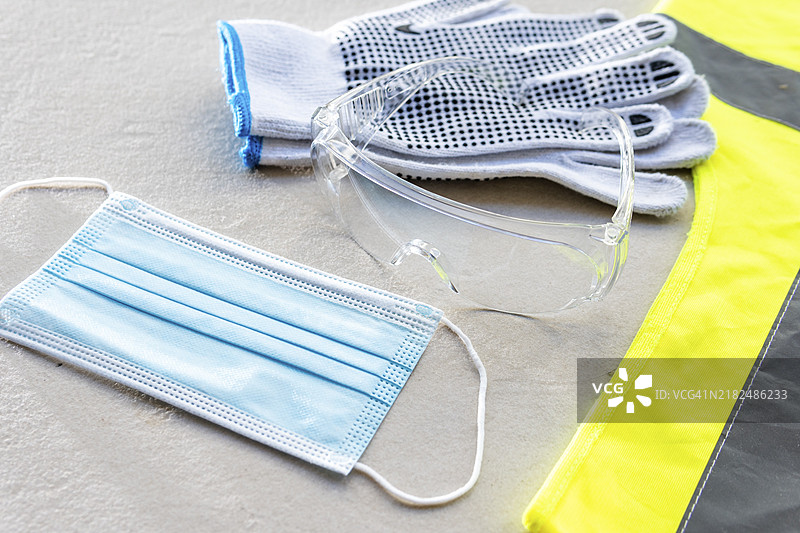 高视角安全施工手套和医用口罩图片素材