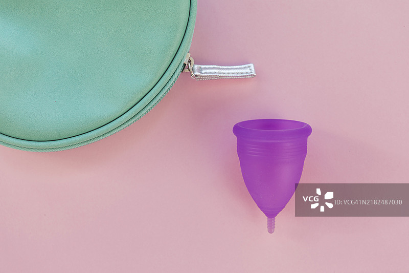 卫生棉杯与卫生间用品的俯视图图片素材