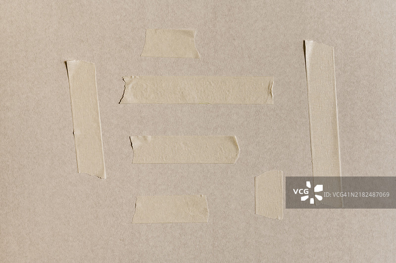 白色胶带贴在混凝土墙上图片素材