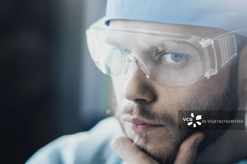 外科医生因紧张、抑郁和医疗错误而感到担忧和焦虑图片素材