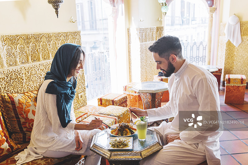 现代穆斯林夫妇在阿拉伯餐厅图片素材